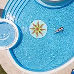 Jerry - Beachfront & Private Pool Hotel