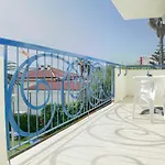 מלון Jerry - Beachfront & Private Pool 3*