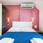 מלון Jerry - Beachfront & Private Pool