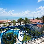 מלון Jerry - Beachfront & Private Pool 3*