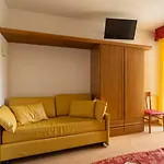 Jerry - Beachfront & Private Pool Hotel