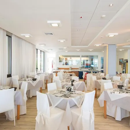 מלון Jerry - Beachfront & Private Pool 3*