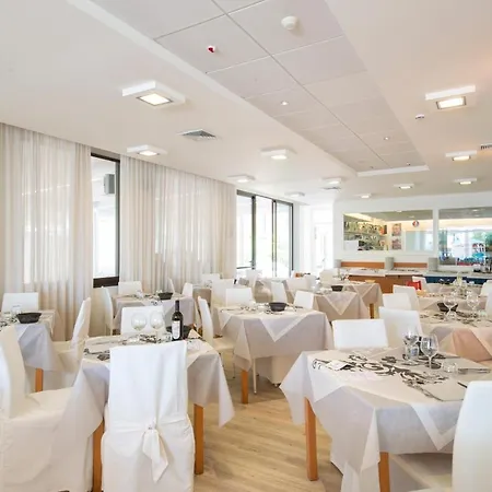 Jerry - Beachfront & Private Pool 3*