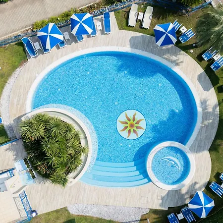 Jerry - Beachfront & Private Pool 3*