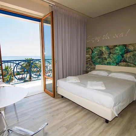 Jerry - Beachfront & Private Pool Grottammare
