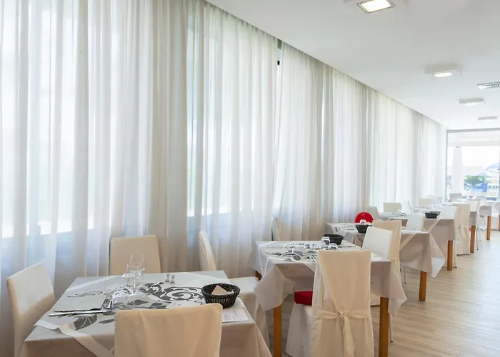 Jerry - Beachfront & Private Pool Hotel Grottammare